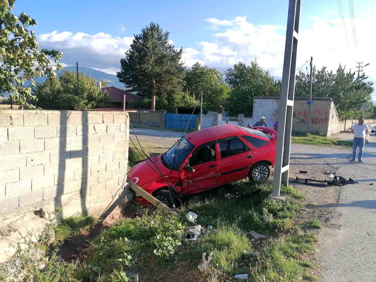 Erzincan\'da Trafik Kazası: 2 Kişi Yaralandı
