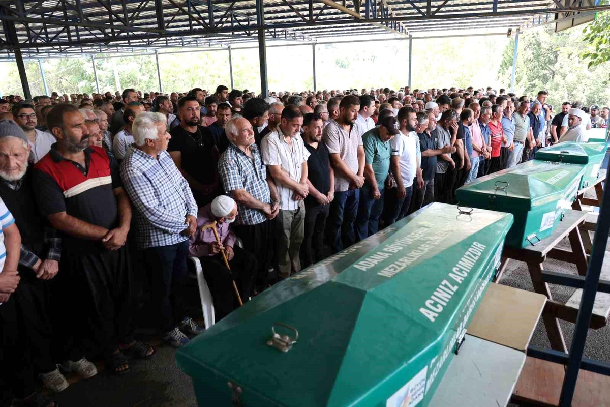 Adana\'da Otomobil Kazasında Hayatını Kaybeden Aile Toprağa Verildi