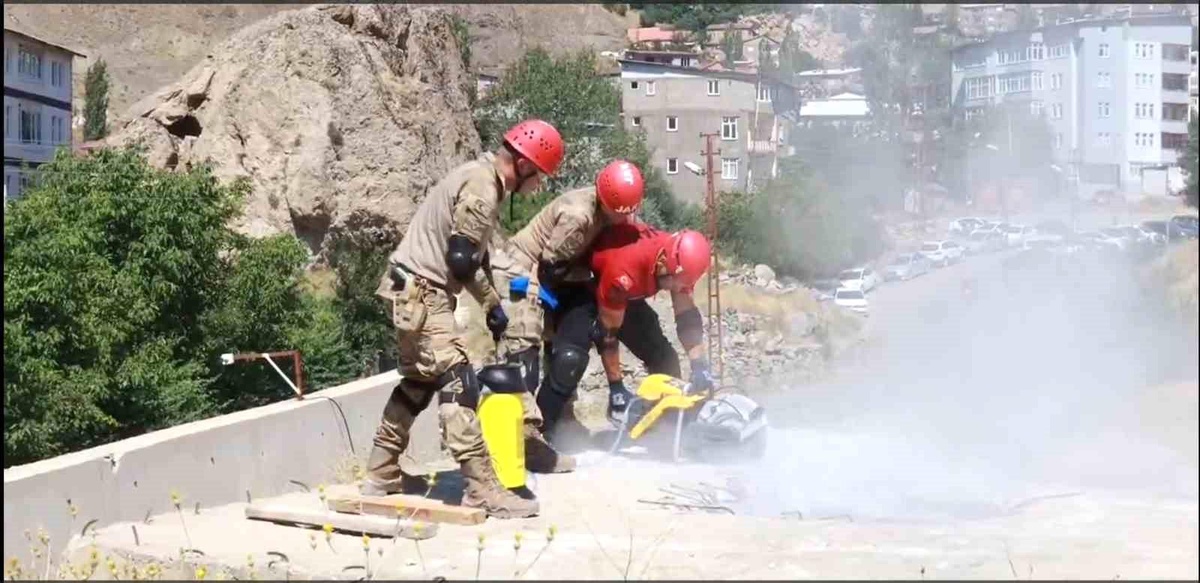 Hakkari İl Jandarma Komutanlığı Personeline Deprem ve Doğal Afet Eğitimi Veriliyor
