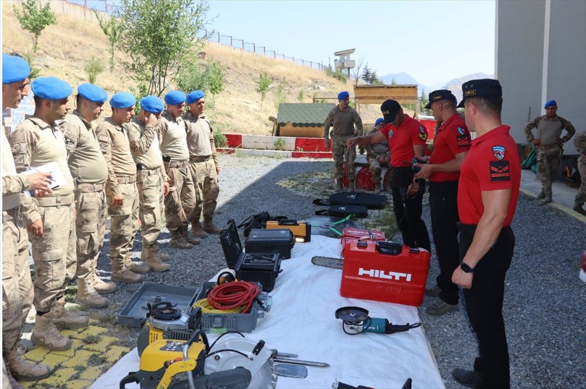 Hakkari\'de Jandarma Personeline Arama Kurtarma Eğitimi Verildi