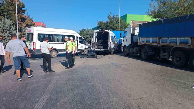 İşçi servisleri kafa kafaya çarpıştı: 1'i ağır 21 yaralı İşçi servisleri kafa kafaya çarpıştı: 1'i ağır 21 yaralı