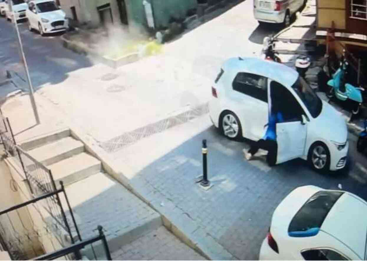 İstanbul'da dehşet anları: Kendini araçtan atan kadın metrelerce sürüklendi İstanbul'da dehşet anları: Kendini araçtan atan kadın metrelerce sürüklendi