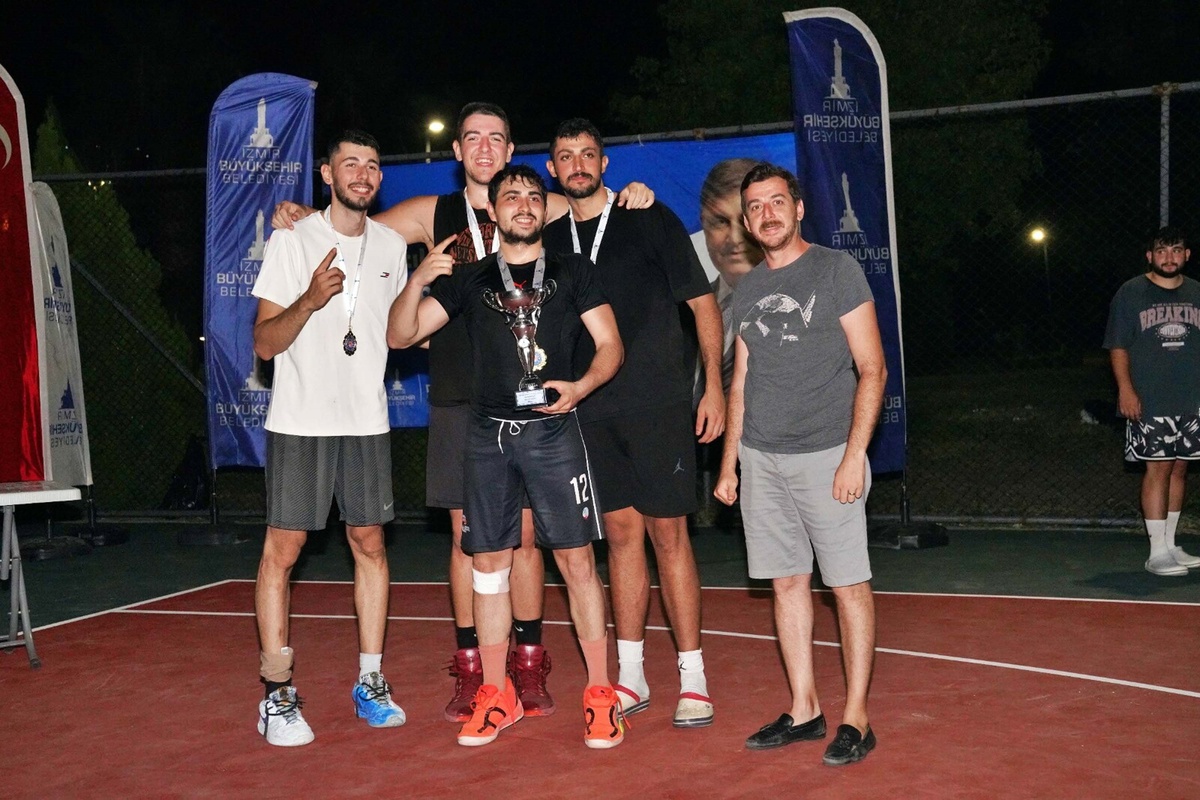 İZMİR Büyükşehir Belediyesi 3x3 Streetball İzmir Cup 2024\'ün ilk etabını düzenledi