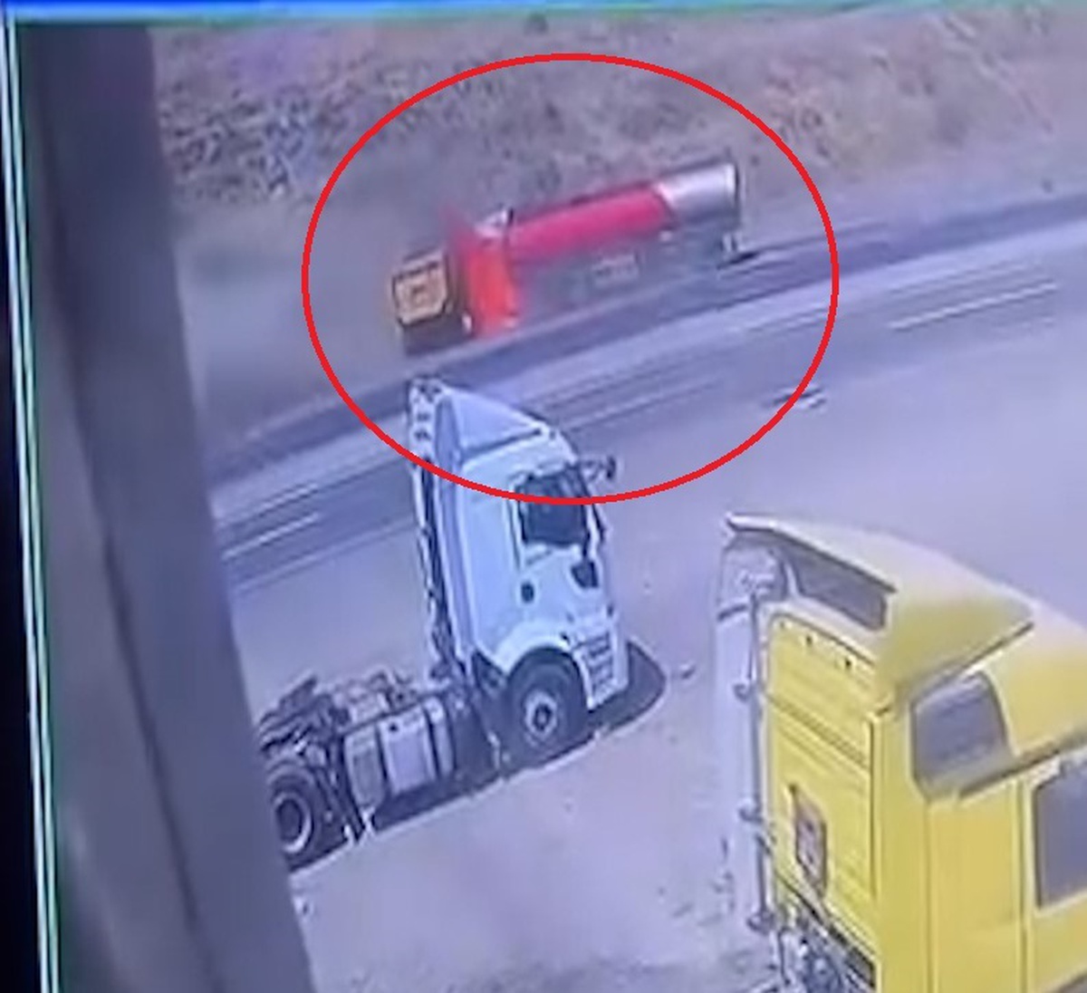 Şırnak\'ta akaryakıt yüklü tanker kaza sonucu alev aldı: 1 ölü, 1 yaralı