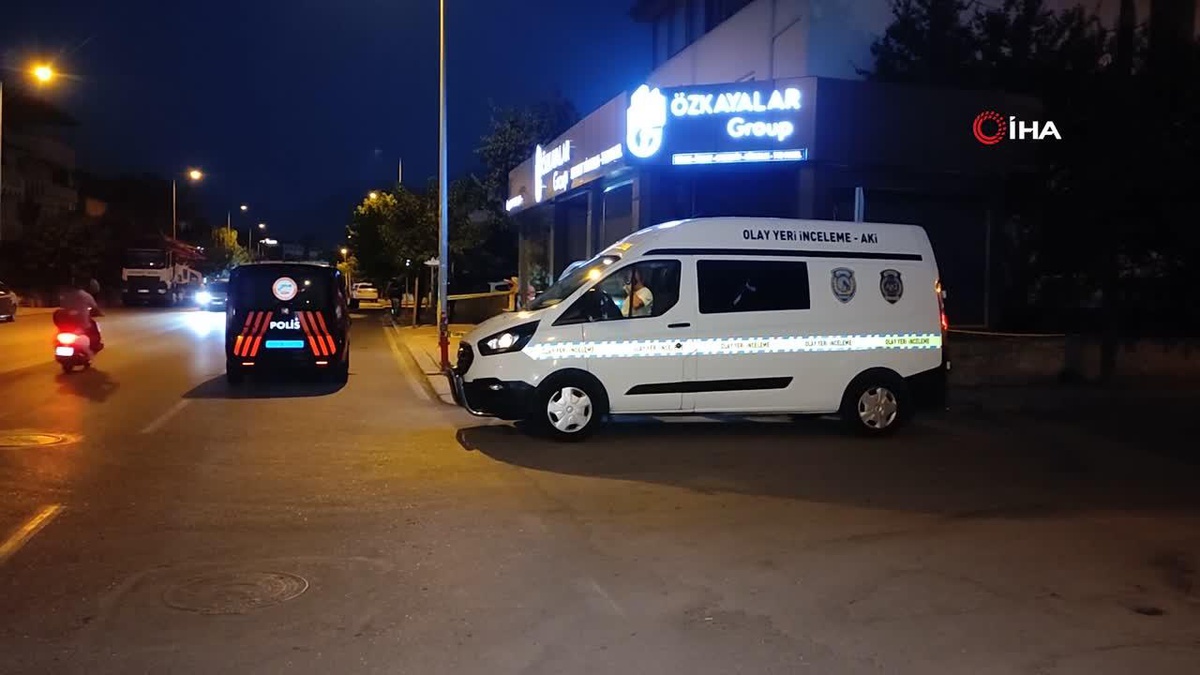 Kar maskesi ve plakasız motosikletle kaldırımda yürüyen şahsı silahla yaraladılar