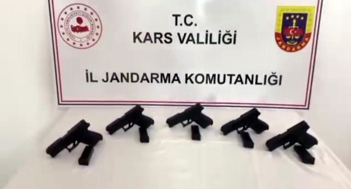 Kars\'ta otobüste ruhsatsız silah ele geçirildi