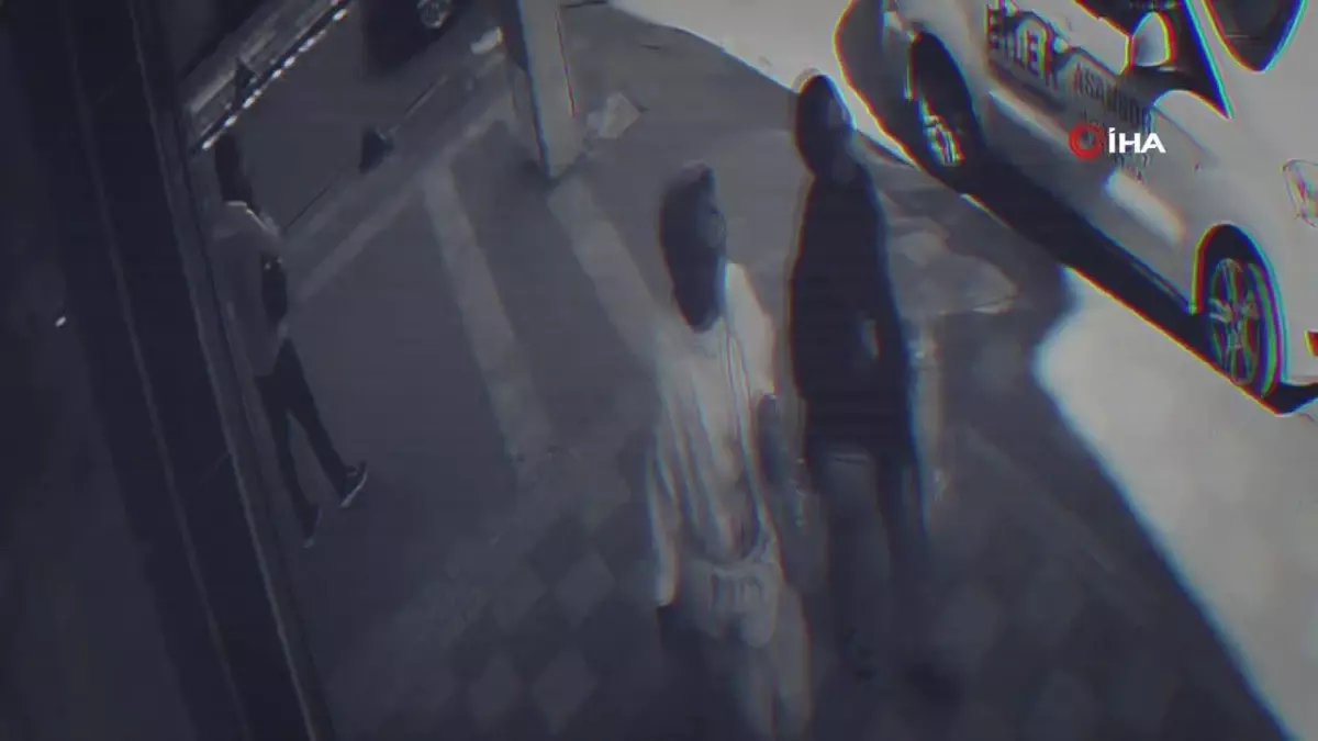 Kendini \'polis ve savcı\' olarak tanıtıp altın ve paraları alan dolandırıcı tutuklandı