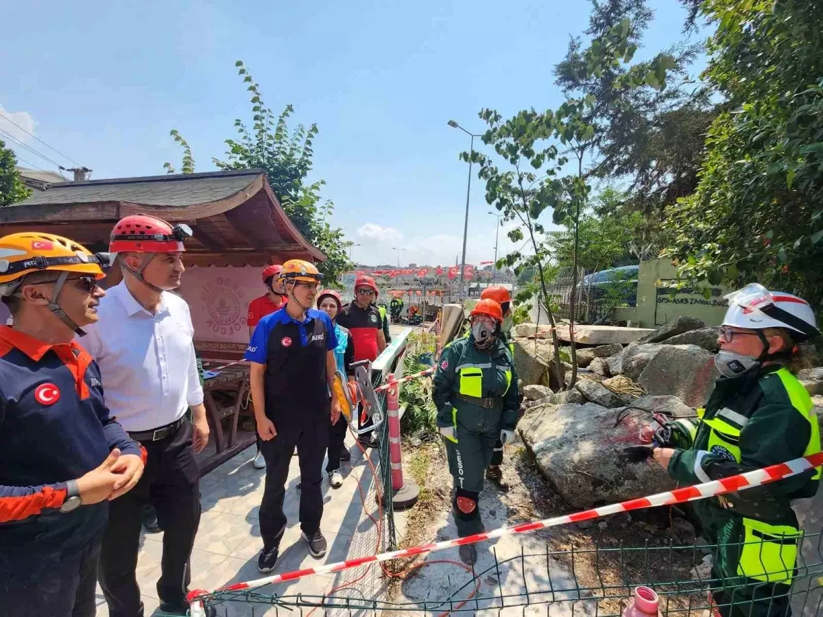 Gölcük Arama Kurtarma Derneği\'nden kadın arama kurtarma timine akreditasyon