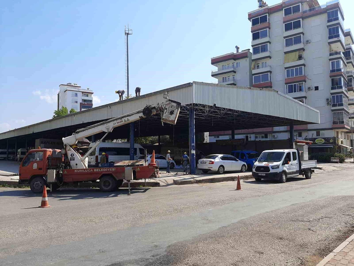 Kumluca\'da eski pazar yerinin yıkımı başladı
