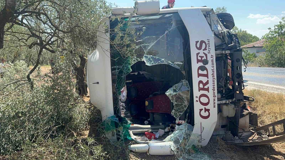 Manisa\'da kamyonet ile otobüs çarpıştı: 10 yaralı