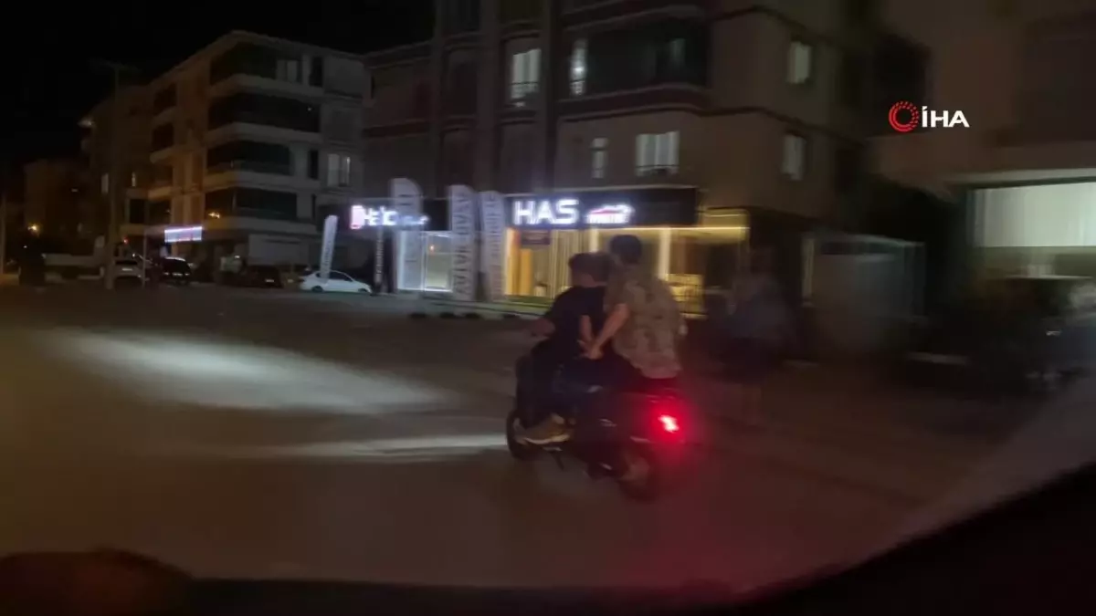 Motosiklette 2\'si çocuk 3 kişinin tehlikeli yolculuğu kamerada