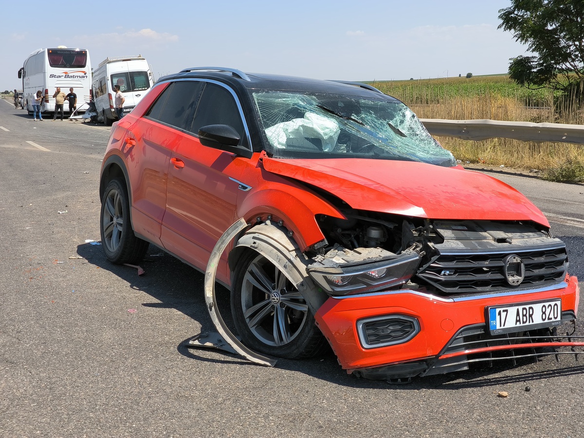 Diyarbakır\'da otomobilin minibüsle çarpıştığı kazada 12 kişi yaralandı