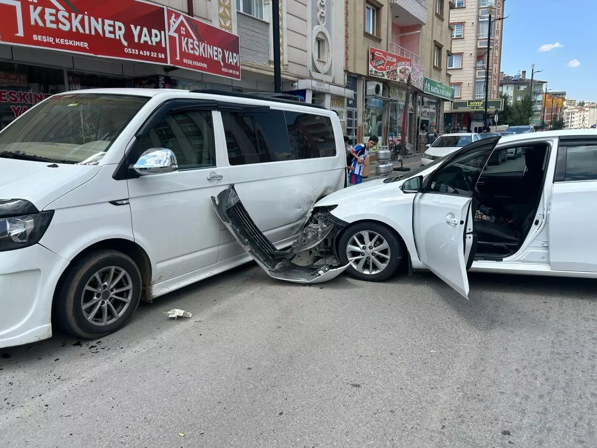 Sivas\'ta otomobil minibüse çarptı: 2\'si çocuk 5 kişi yaralandı