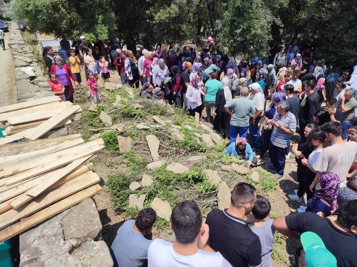 Adana\'da Baraj Gölüne Düşen Aile Son Yolculuğuna Uğurlandı