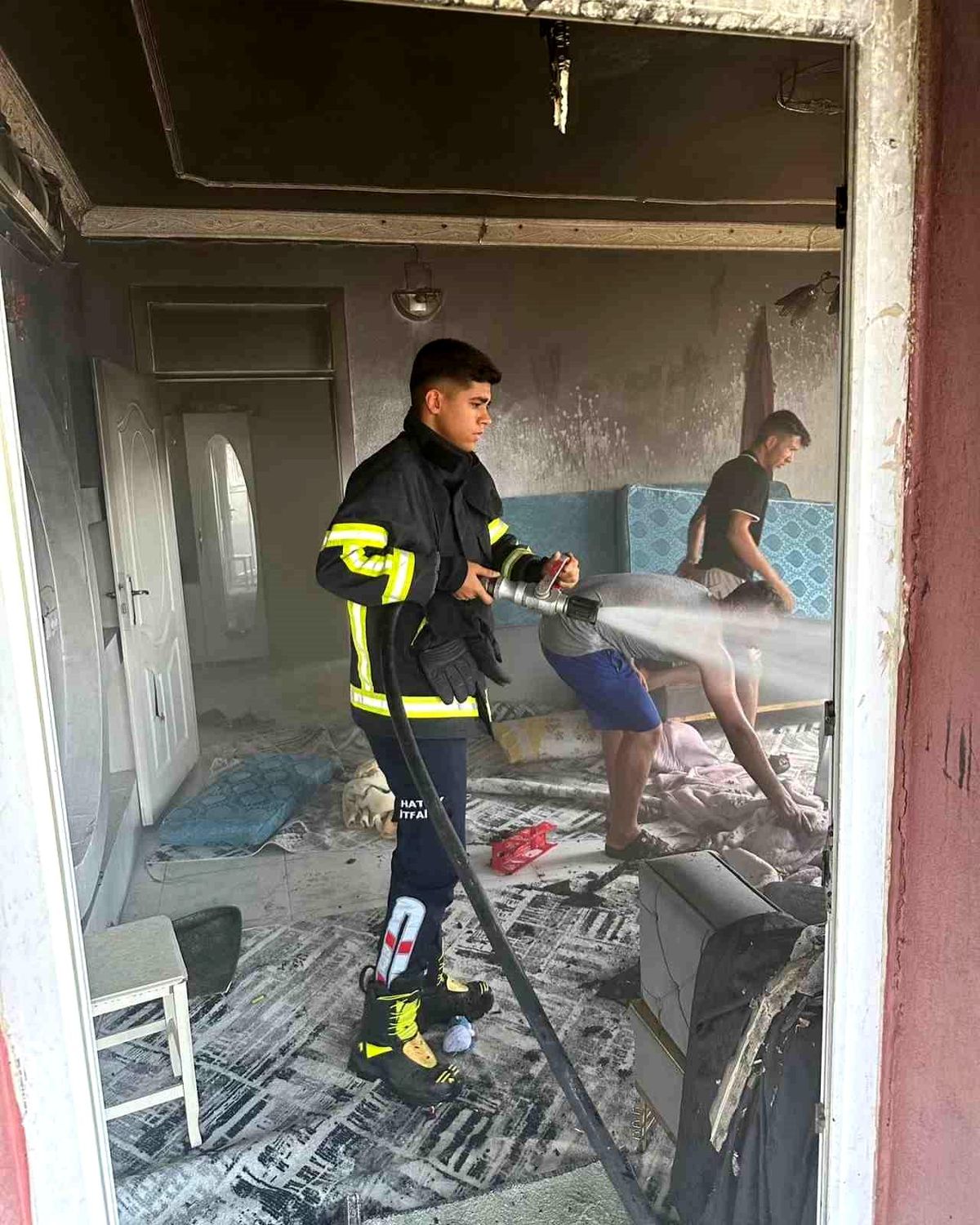 Hatay Reyhanlı\'da çıkan ev yangını söndürüldü
