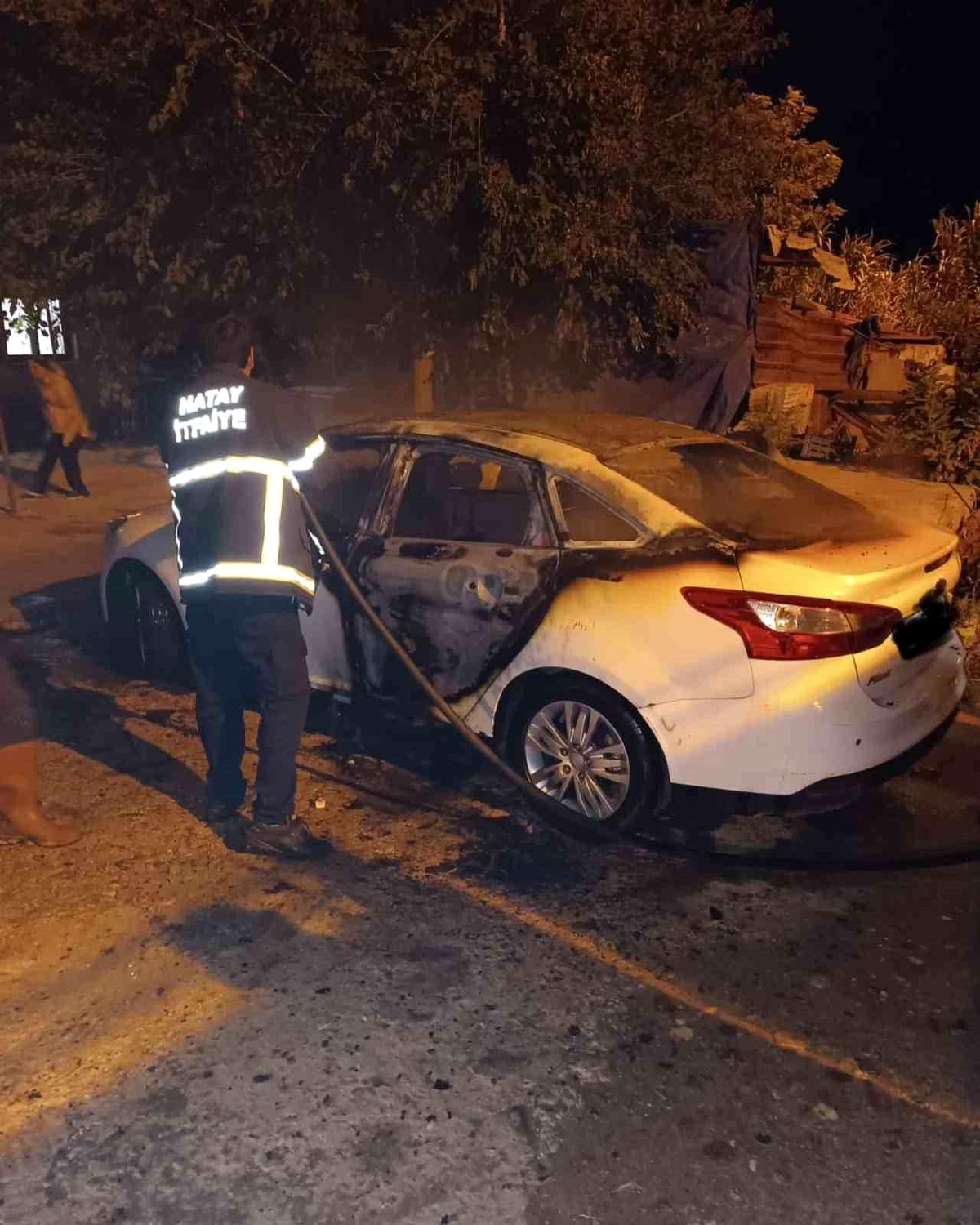 Reyhanlı\'da Park Halindeki Otomobil Yanarak Kullanılamaz Hale Geldi