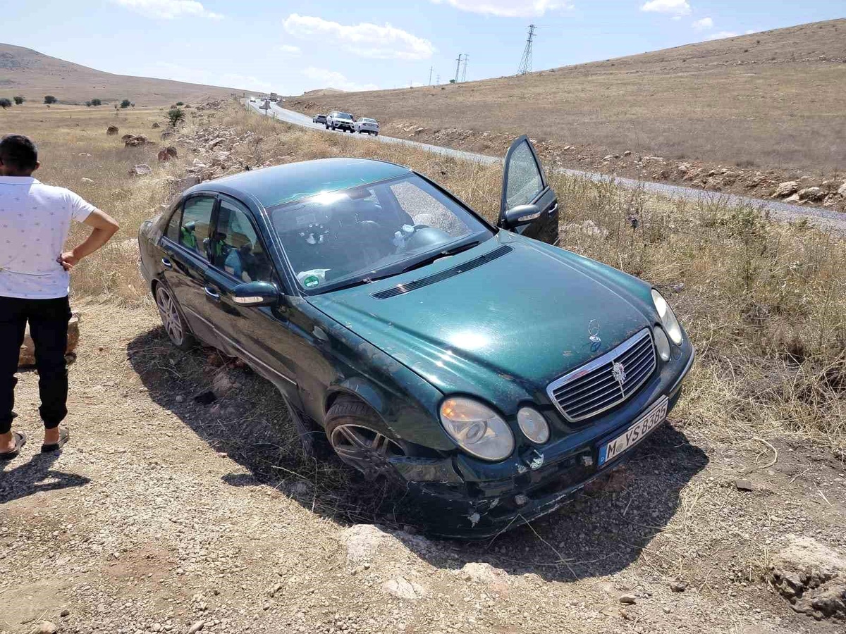 Afyonkarahisar\'da Yabancı Plakalı Otomobil Şarampole Girdi: 4 Yaralı