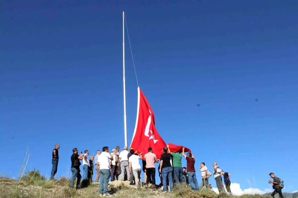 Erzurum\'un Tortum ilçesinde şehit öğretmenler için bayrak direği dikildi