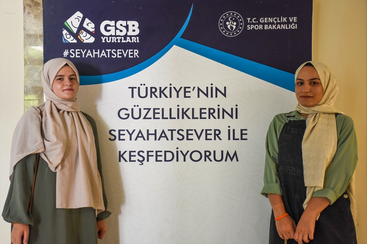 "Seyahatsever" gençler Van\'ın güzelliklerinin ve serin havanın tadını çıkarıyor