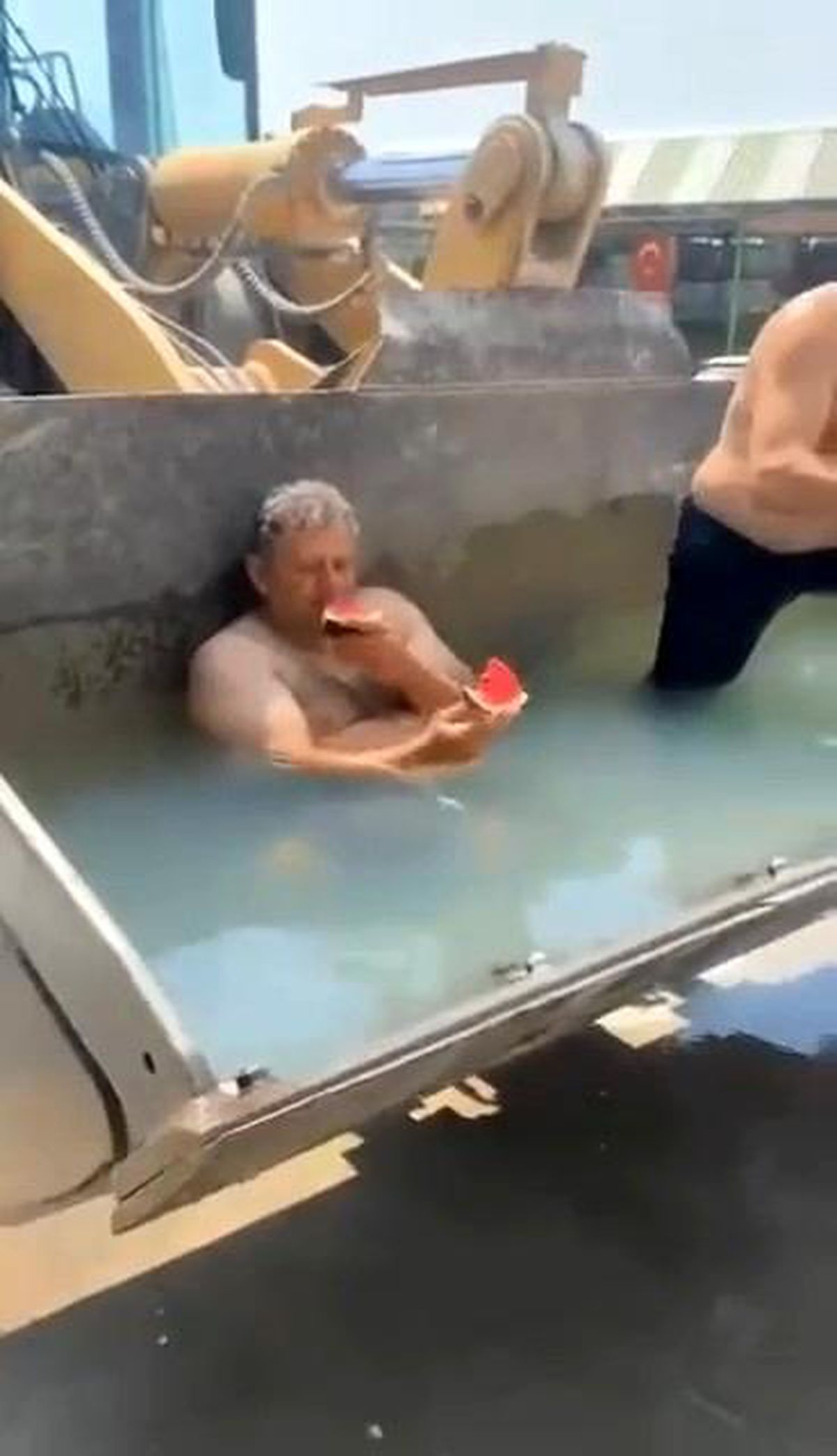 İznik\'te İnşaat İşçileri Kepçeyle Serinledi, Gemlik\'te Köpekler Denize Girdi