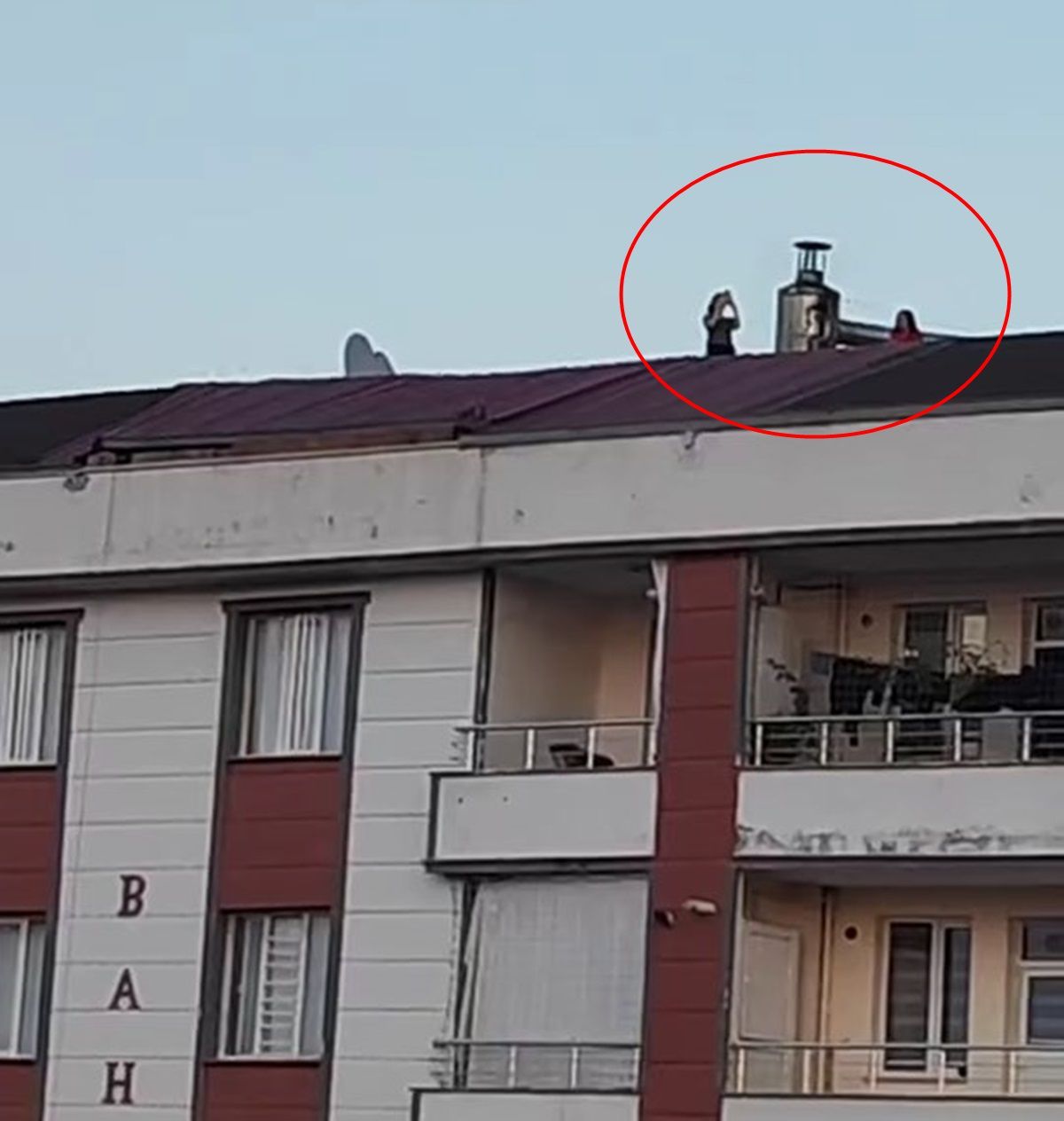 Tehlikeye aldırış etmeden çatıda fotoğraf çeken genç kızlar
