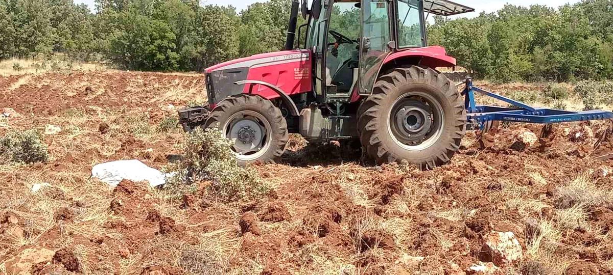 Denizli\'de Traktörle Tarla Sürerken Fenalaşan Çiftçi Ölü Bulundu