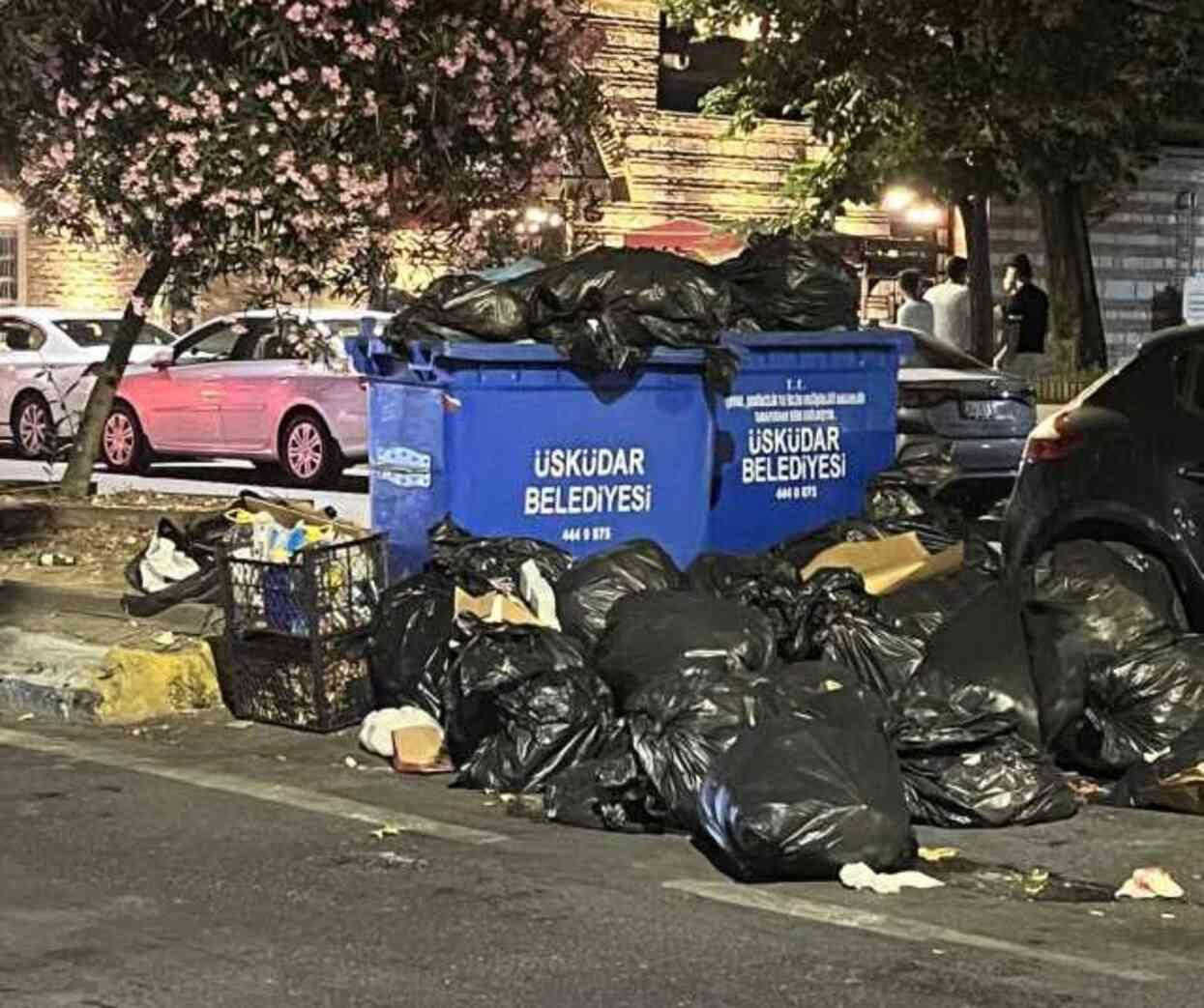 Üsküdar'da çöp sorunu bitmiyor! Vatandaş şikayet etti, belediye ekipleri soluğu mahallede aldı