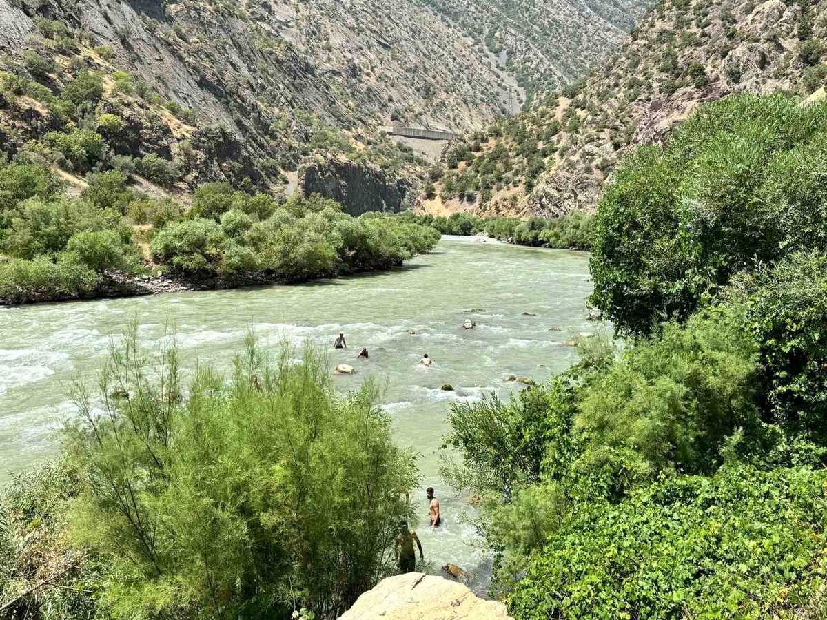 Hakkari\'de Zap Suyu\'nda balık avlarken suya kapılan köy korucusunun cansız bedeni bulundu
