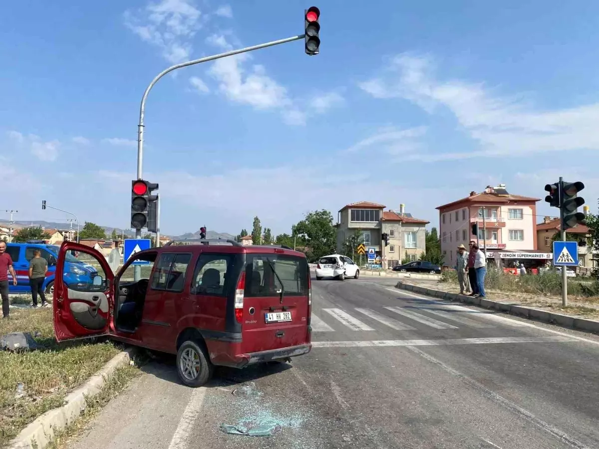 Afyonkarahisar\'da trafik kazası: 4 kişi yaralandı