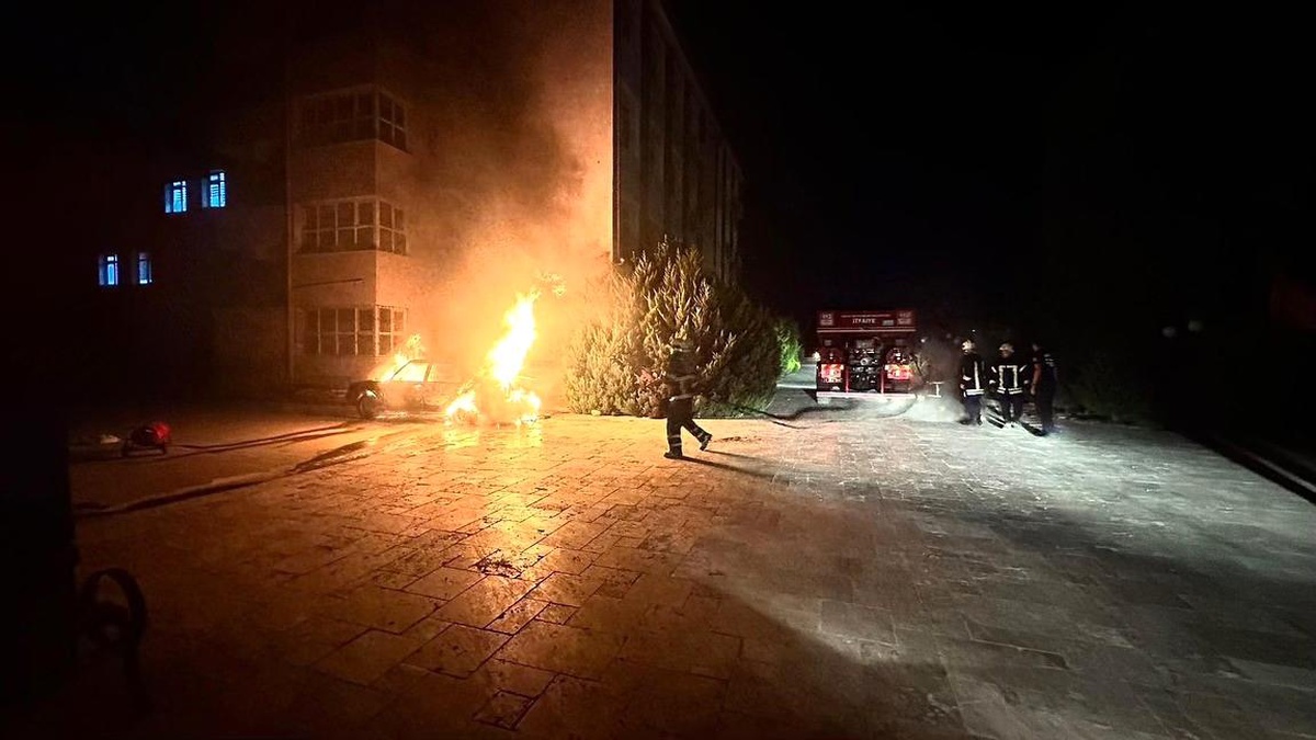 Hatay\'da park halindeki otomobil alev alev yandı