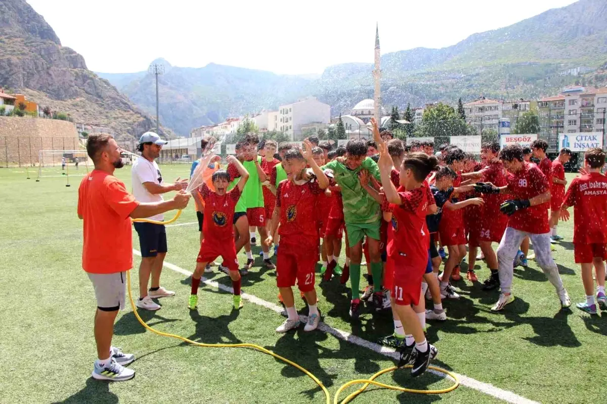 Amasya\'da Sıcak Havada Antrenman Yapan Futbolcular Serinliyor