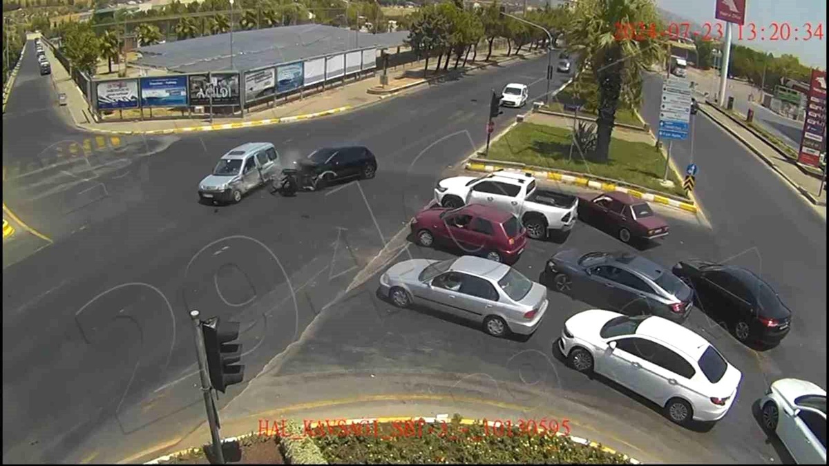 Aydın\'da Ticari Araç ile Otomobilin Çarpışması Sonucu 4 Kişi Yaralandı