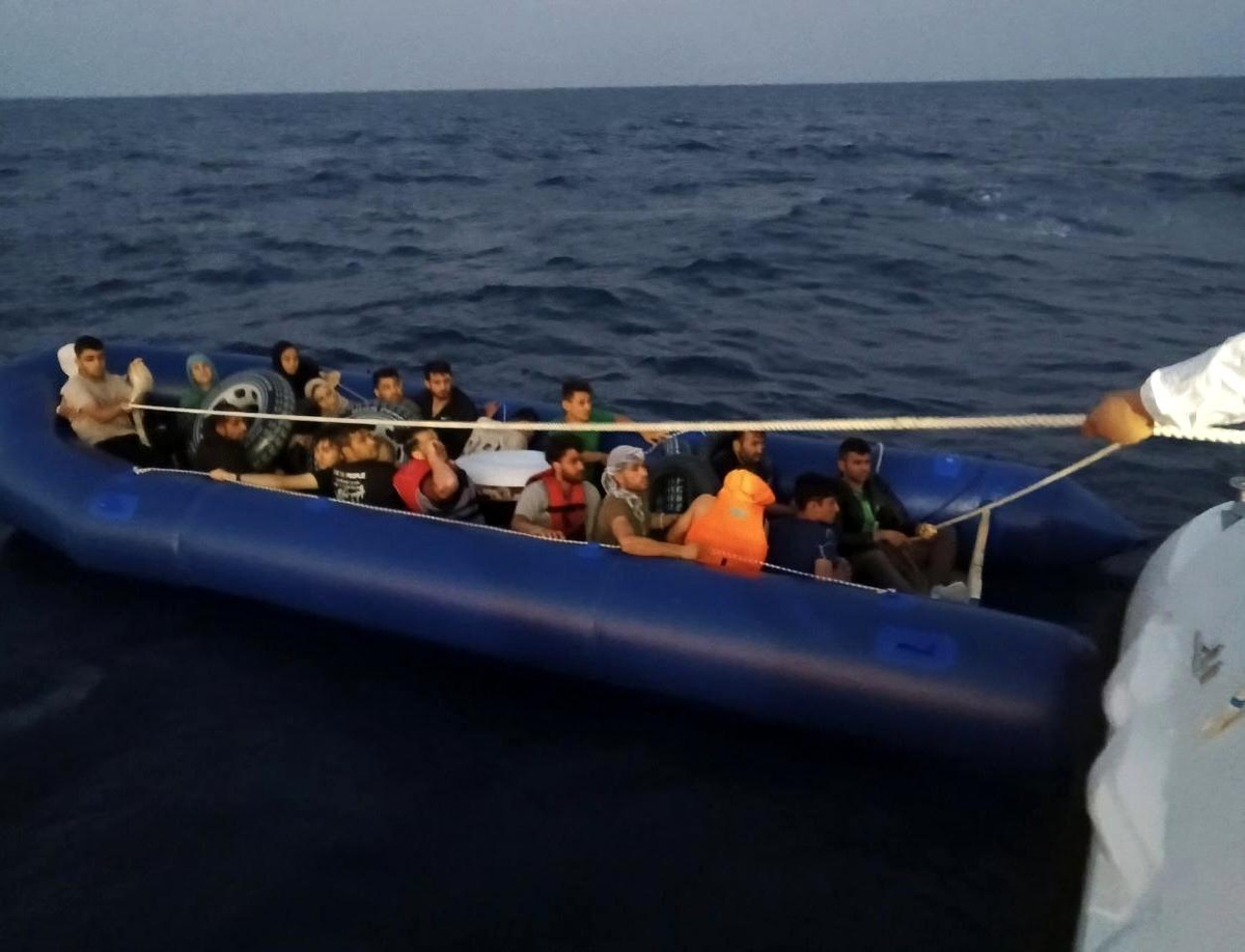 Çanakkale\'de Sahil Güvenlik Ekipleri 49 Kaçak Göçmeni Kurtardı