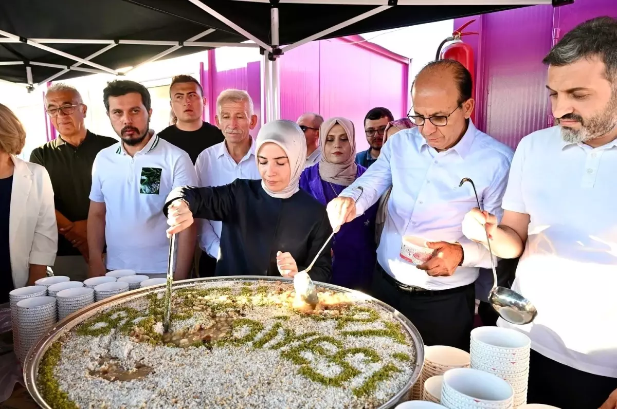 Yeşilyurt Belediyesi, Konteyner Kentte Aşure Dağıttı