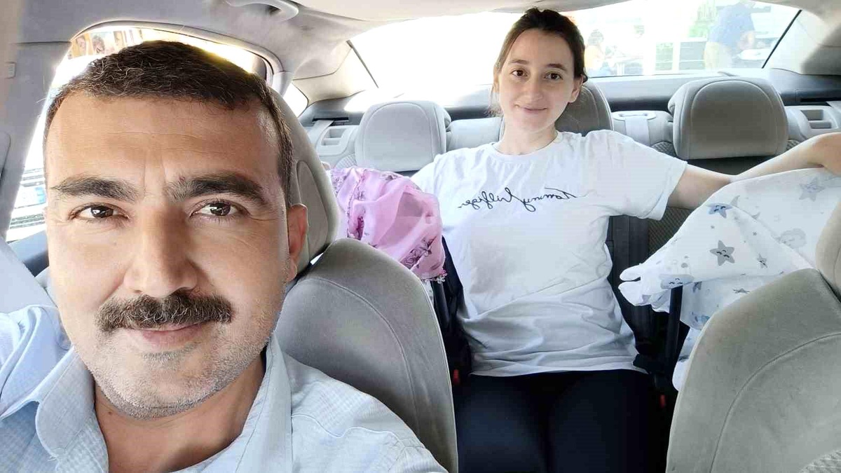 Gazeteci Hüseyin Çarpar ve eşi Hanife Çarpar İkiz Bebeklerini Kucağına Aldı