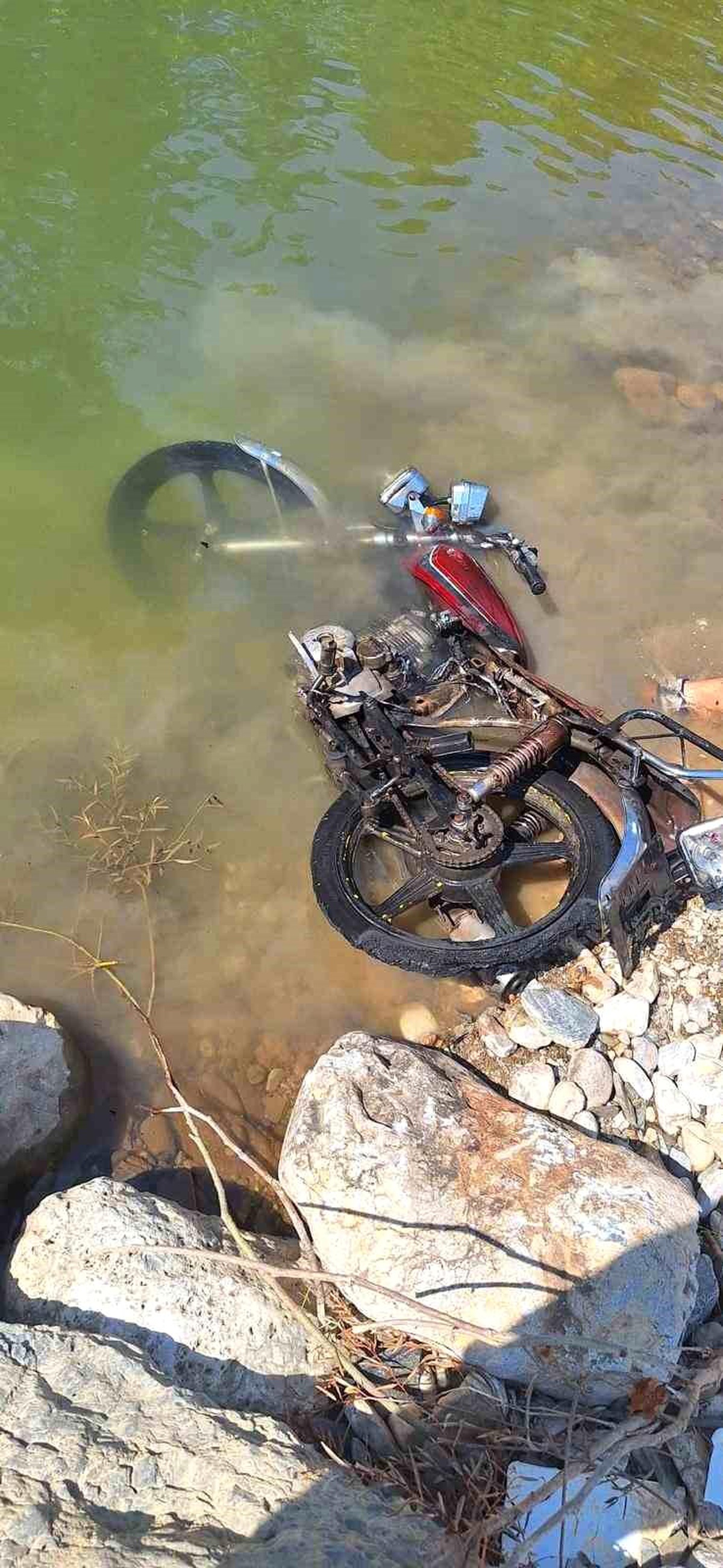 Muğla\'da Motor Çalan Hırsızlar Gölete Attı