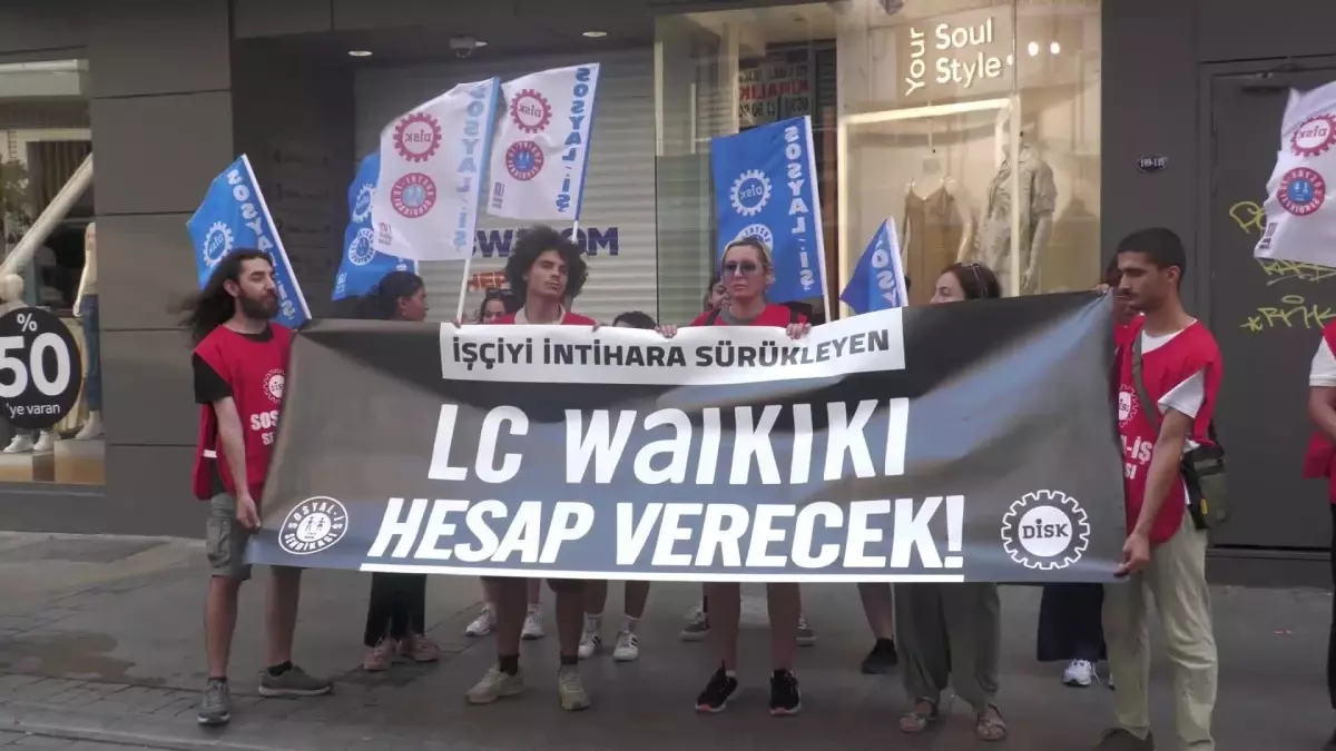 Disk-Sosyal İş, İşçi Muhammed Yavuz\'un Mobbing Nedeniyle İntiharını Protesto Etti: "Cinayetin Birinci Sorumluları Lc Waikiki Patronları"