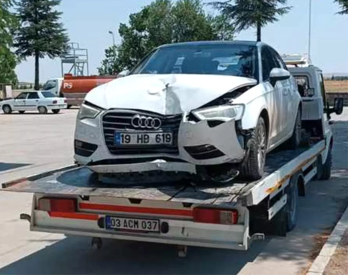 Afyonkarahisar\'da Kontrolden Çıkan Otomobilde 2 Kişi Yaralandı