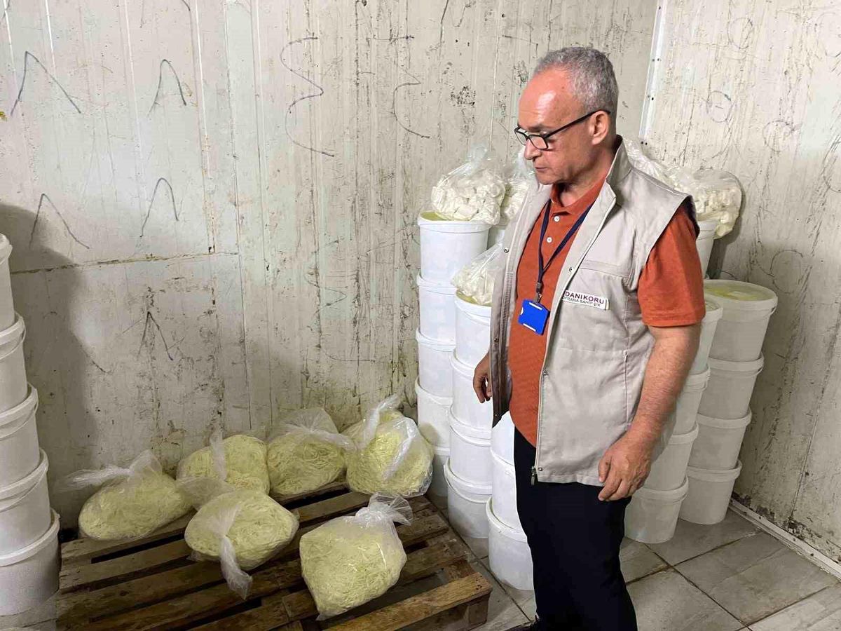 Şahinbey Belediyesi tarafından kaçak peynir ele geçirildi