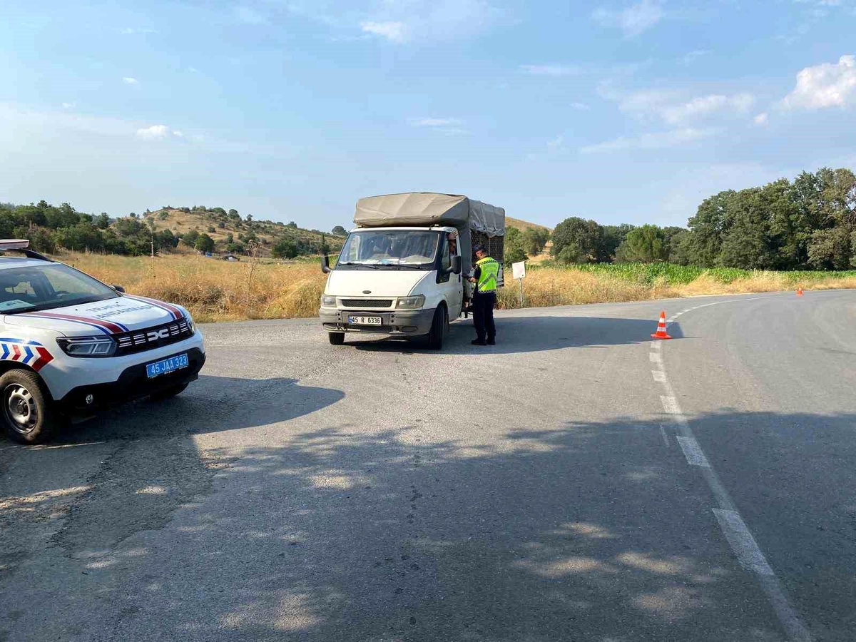 Manisa\'da Trafik Denetimlerinde 16 Araç Trafikten Men Edildi
