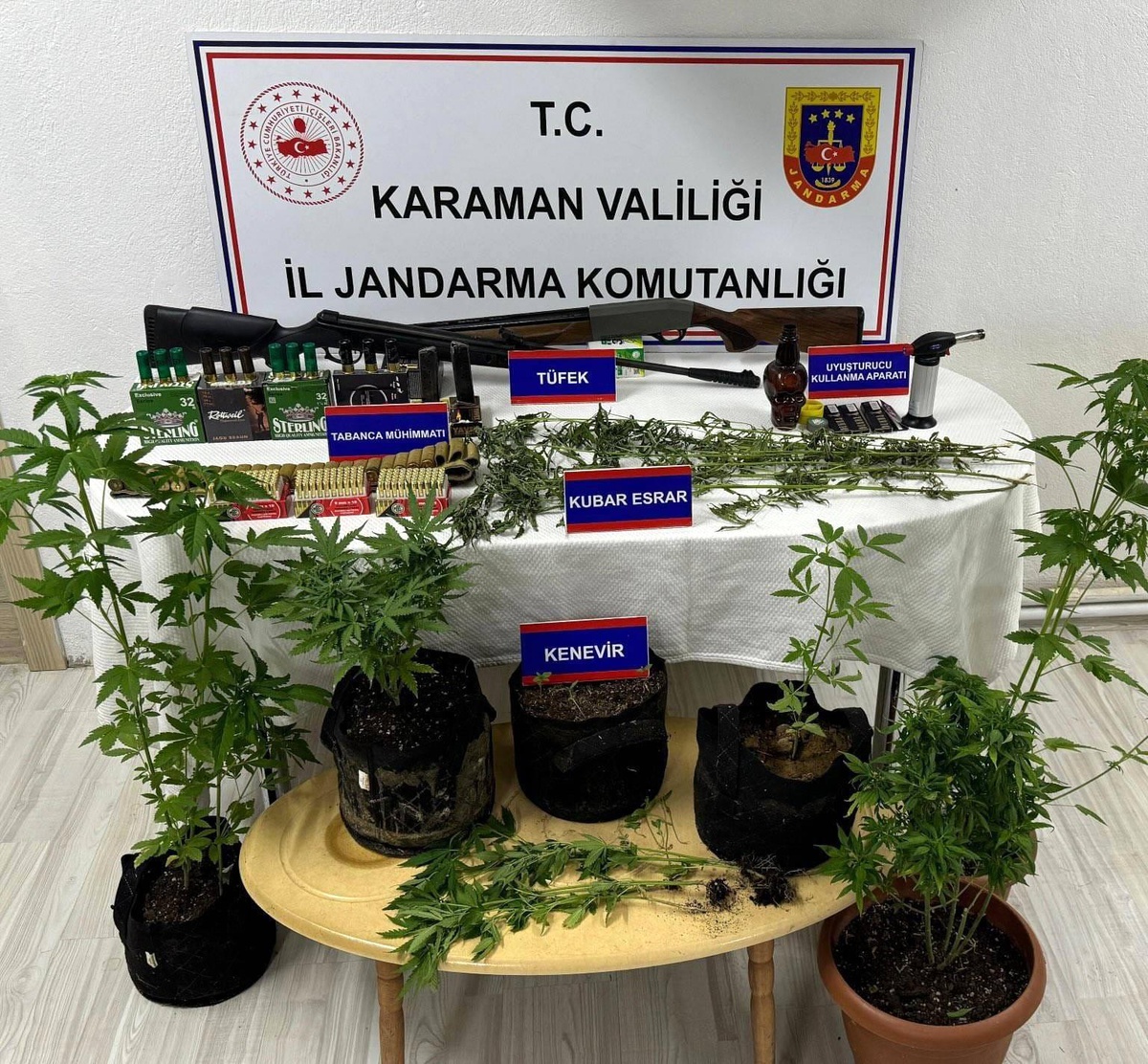 Karaman\'da Uyuşturucu Operasyonu: Uyuşturucu ve Ruhsatsız Silah Ele Geçirildi