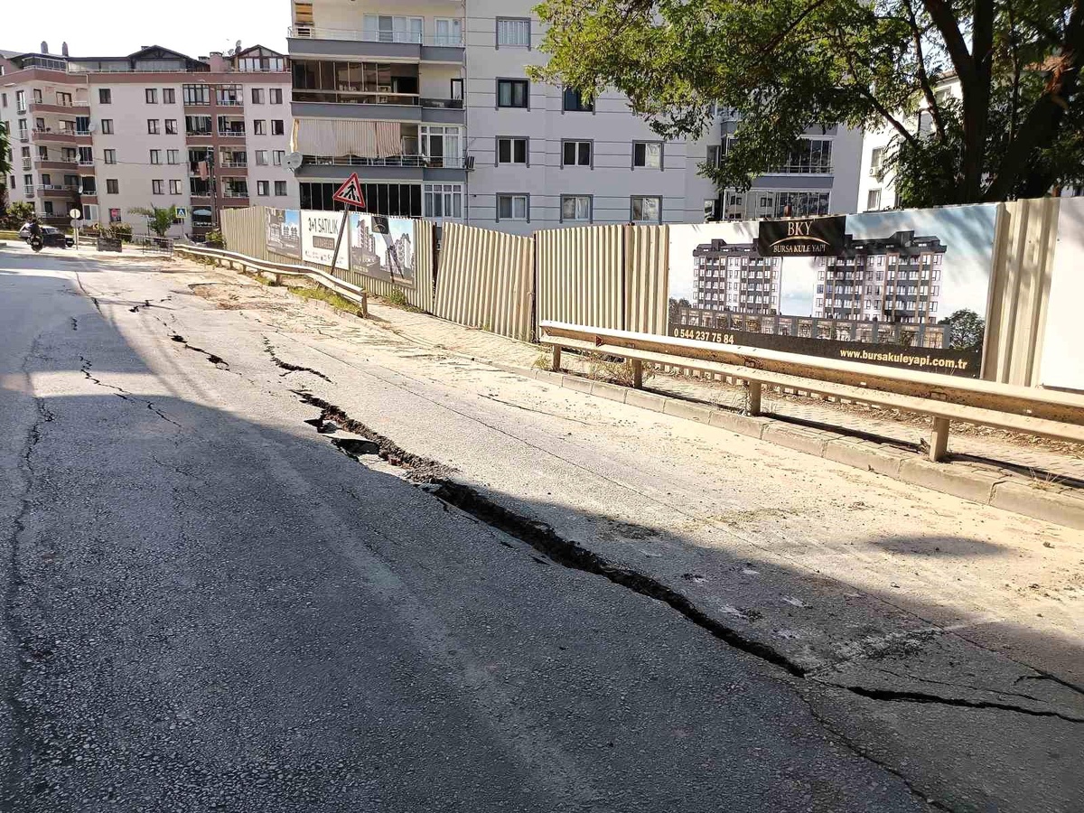 Mudanya\'da Konut Projesi Yolu Çatlattı, Ana Caddede Trafiğe Kapatma