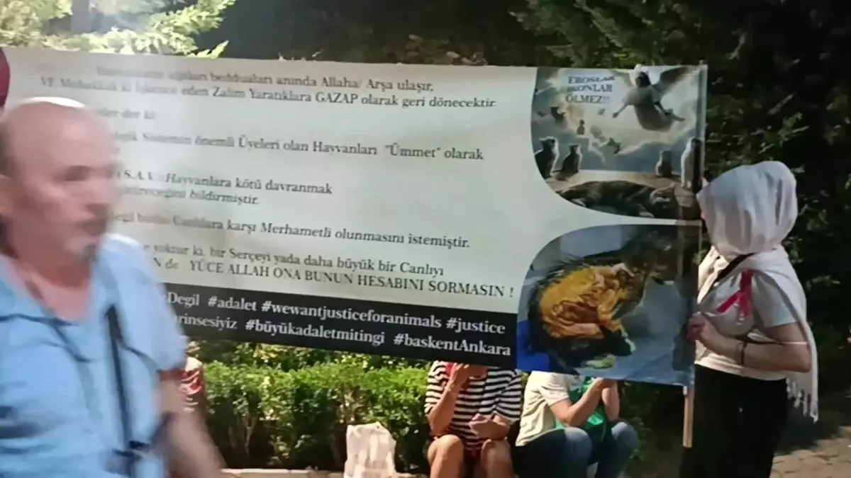 Kuğulu Park\'ta Hayvanları Koruma Kanunu protestosu