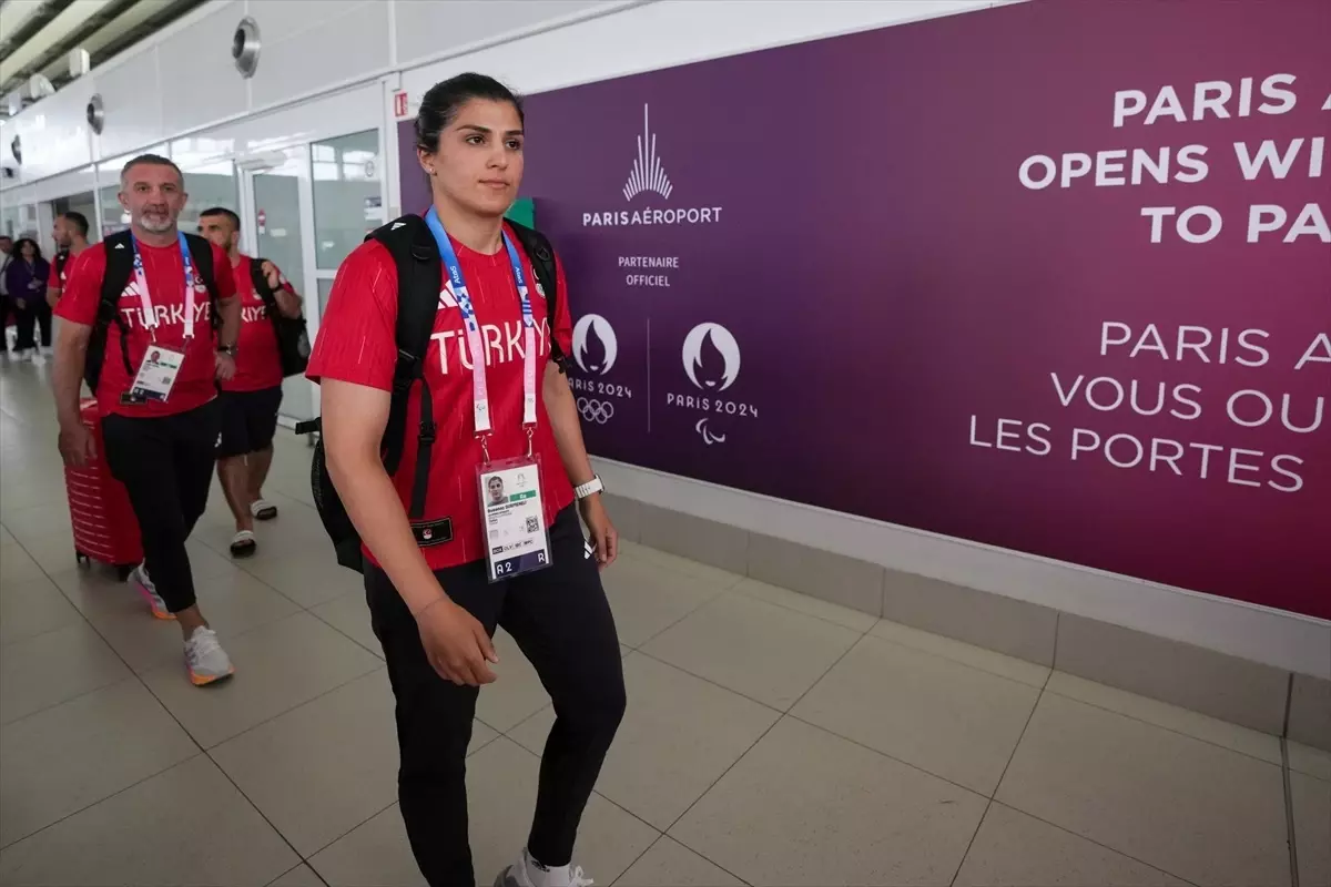 Paris 2024 Olimpiyat Oyunları\'nda mücadele edecek Türkiye Milli Olimpiyat Takımı Fransa\'ya geldi