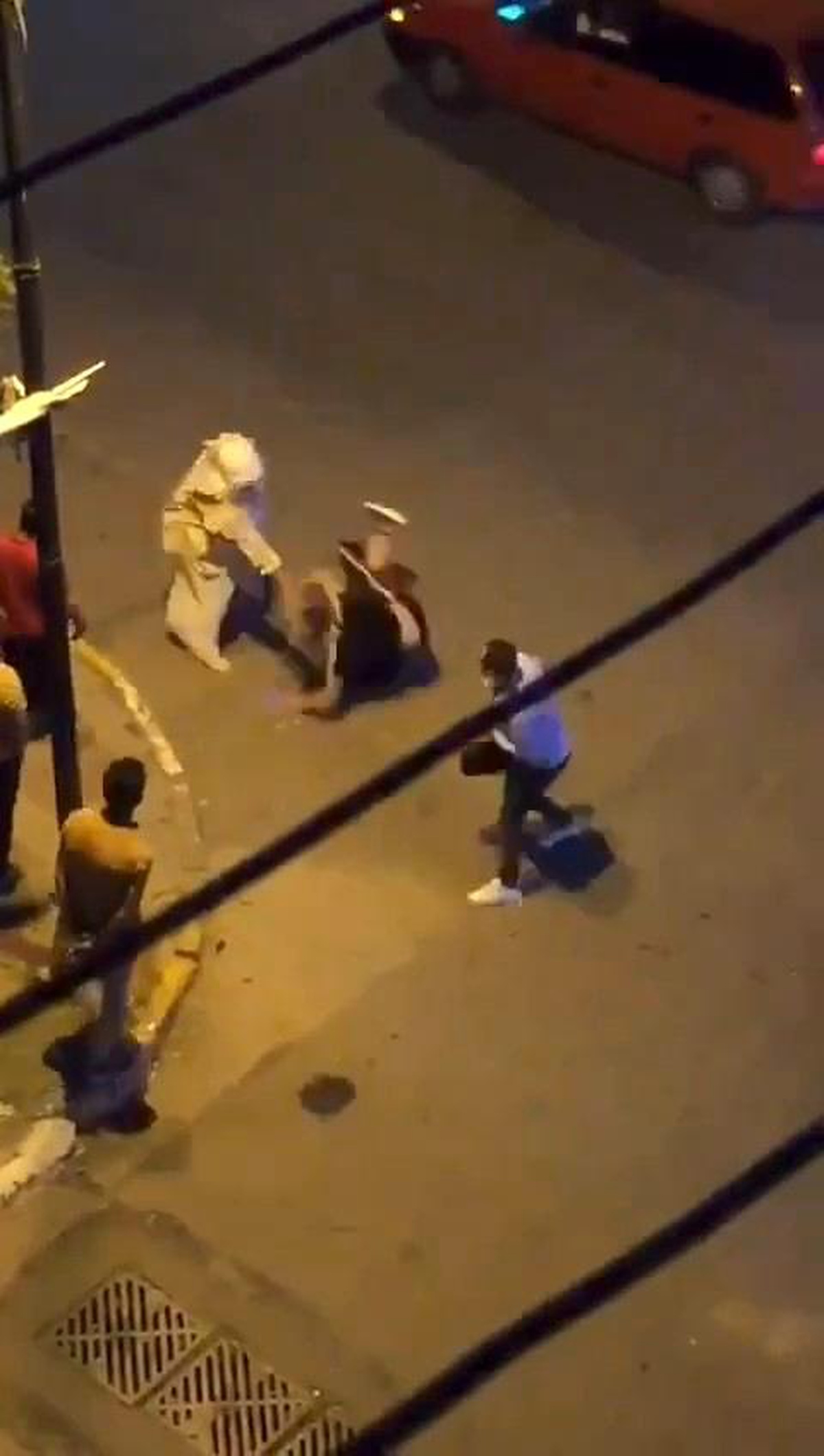 Pendik\'te Kadınlar Arasında Kavga: Bir Kadın Diğerini Yere Savurdu