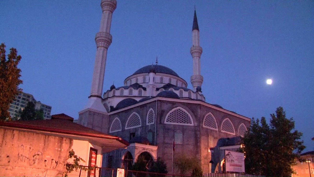 Pendik\'te Yangın, İnşaat Halindeki Camiye Sıçramadan Söndürüldü