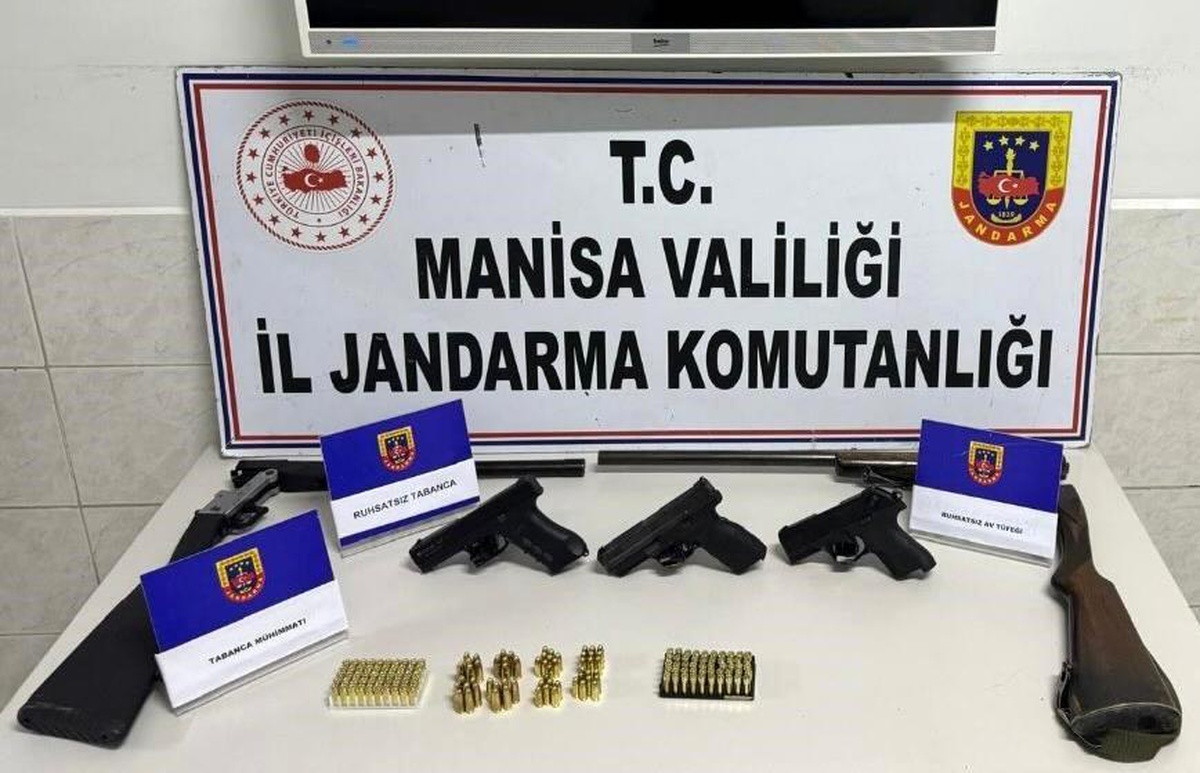 Manisa Akhisar\'da Ruhsatsız Silah Operasyonu: 3 Tabanca ve 2 Tüfek Ele Geçirildi