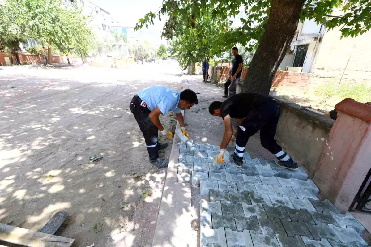 Selçuk Belediye Başkanı Filiz Ceritoğlu Sengel, Eşref Arna Caddesi\'ndeki Yol Yenileme Çalışmalarını İnceledi