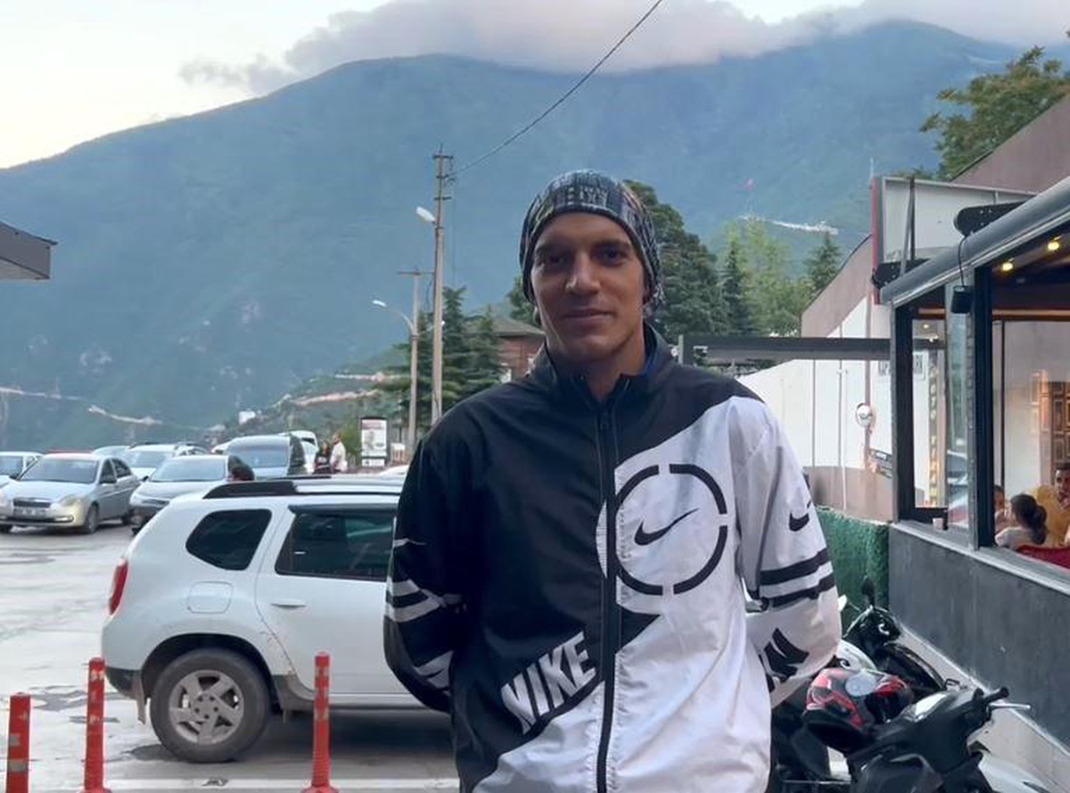 Artvin\'de terasta fotoğraf çekmek isterken düşen genç, tuvaletin penceresine tutunarak hayatta kaldı