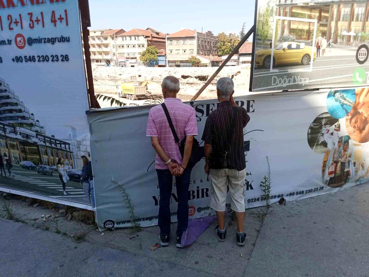 Eskişehir\'de Vatandaşlar İş Makinelerini İlgiyle Seyrediyor